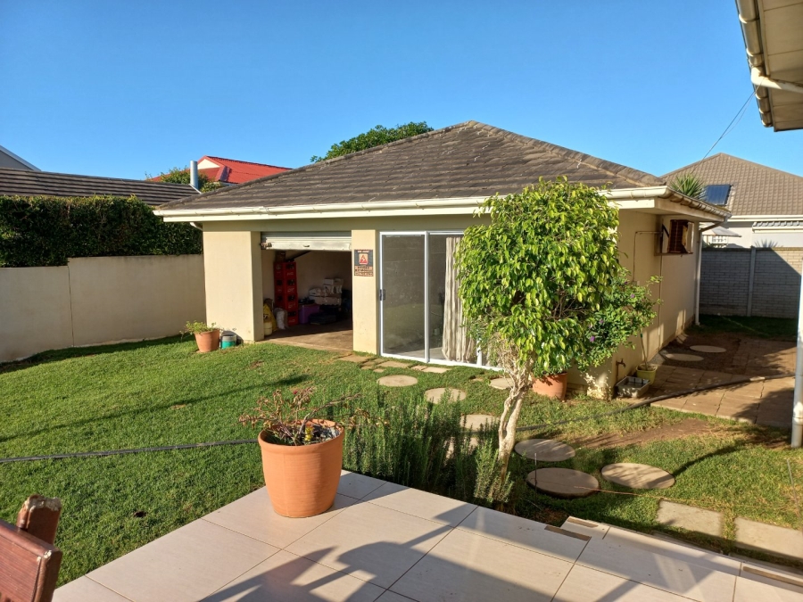 To Let 4 Bedroom Property for Rent in Kidds Beach Eastern Cape